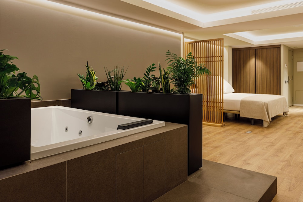 Private spa tub