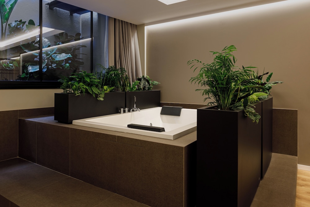 Jetted tub