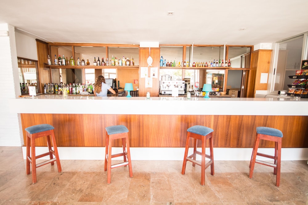 Poolside bar