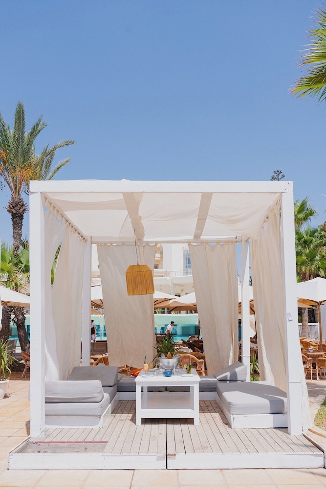 Poolside bar