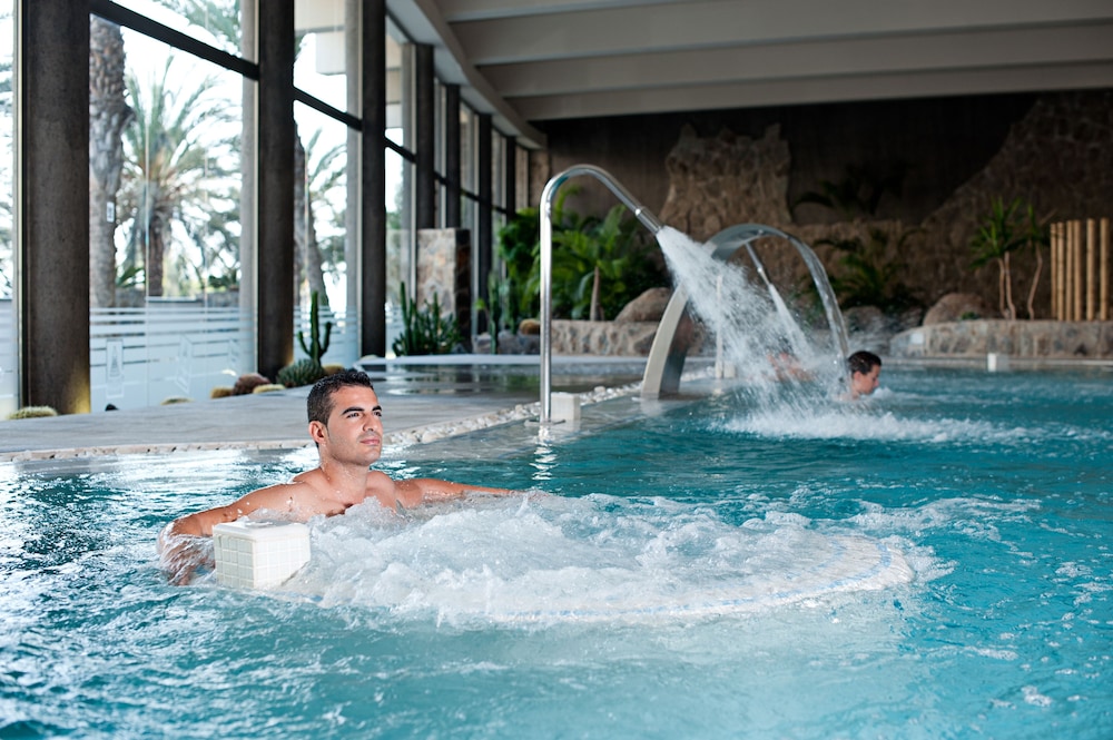 Indoor spa tub