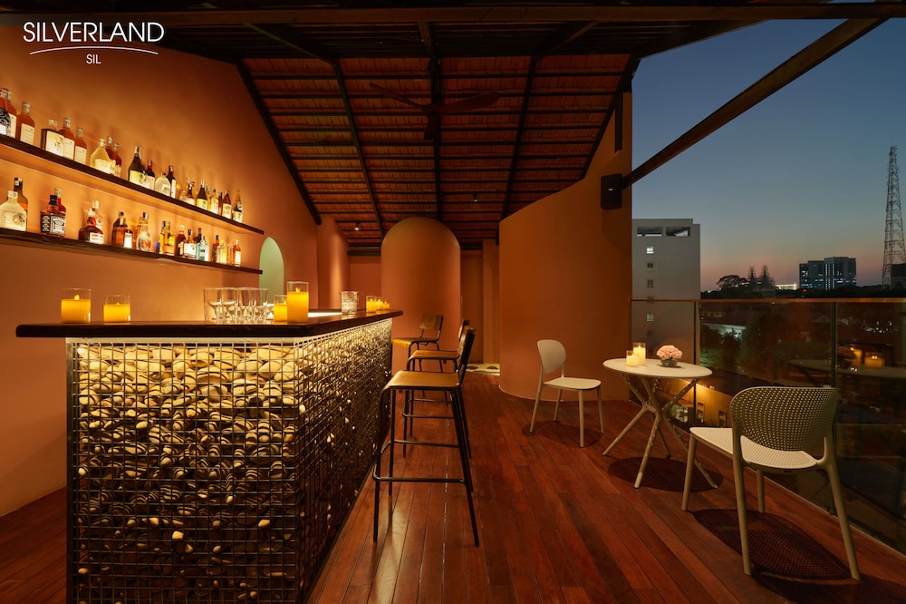 Poolside bar