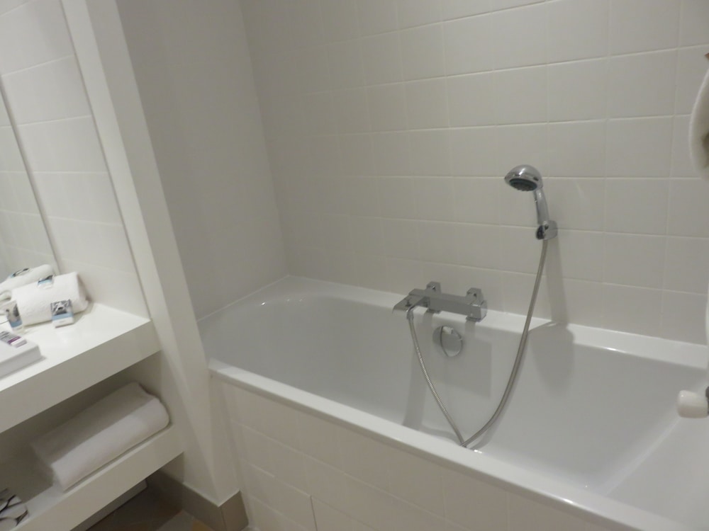 Deep soaking bathtub