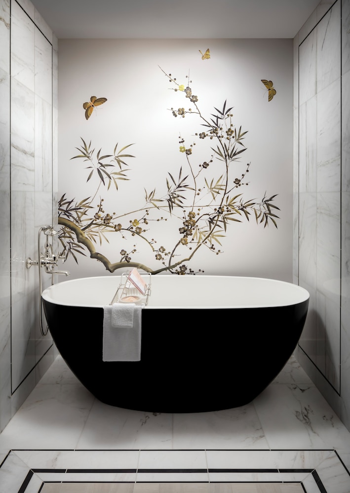 Deep soaking bathtub