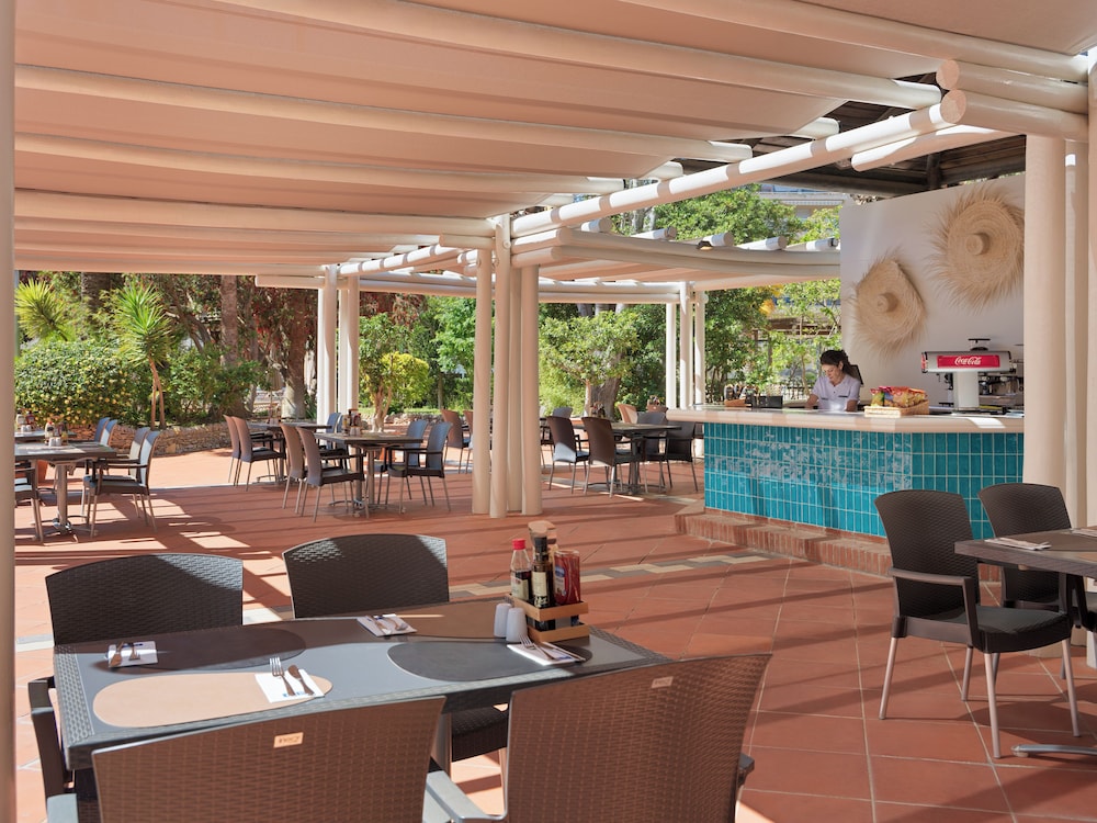 Poolside bar