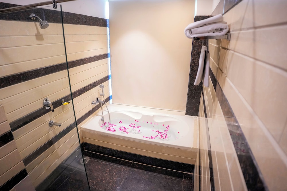 Deep soaking bathtub