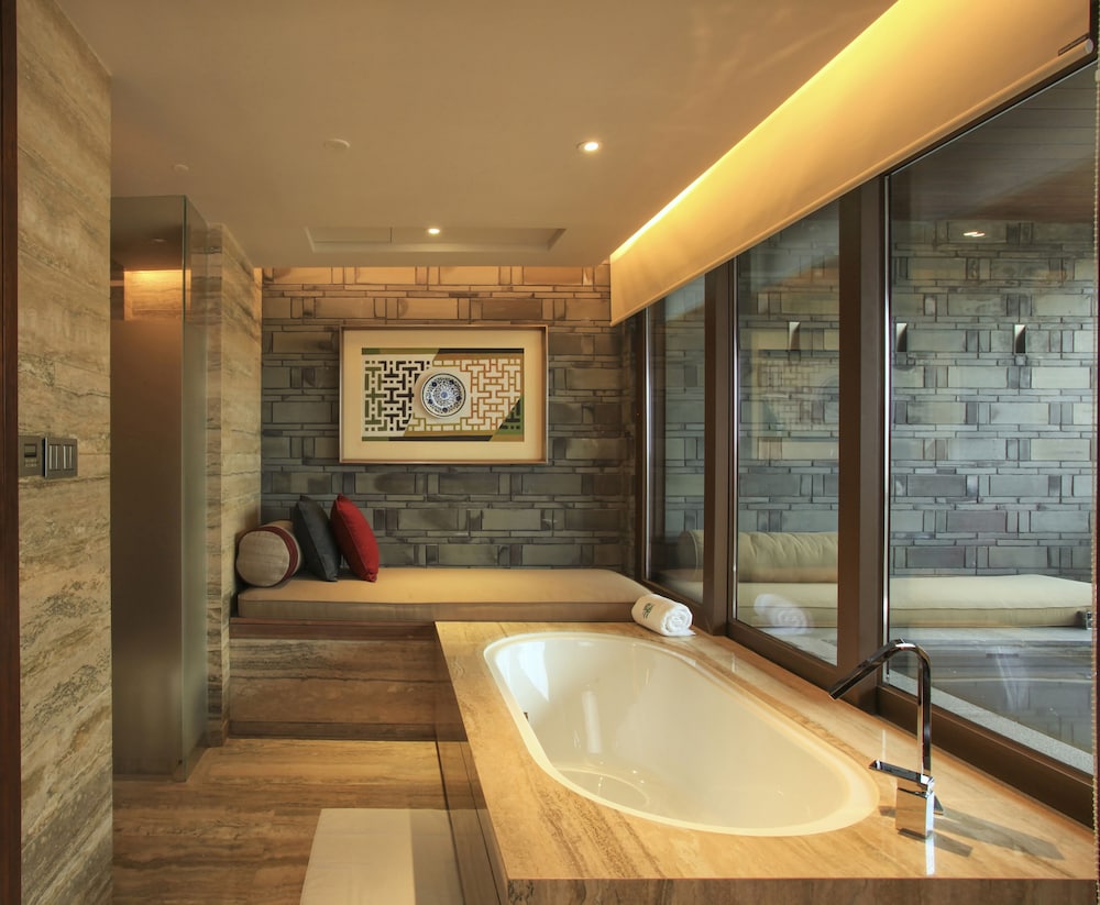 Deep soaking bathtub