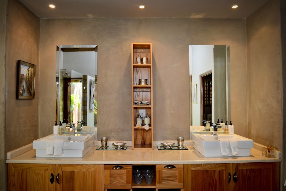 Bathroom sink