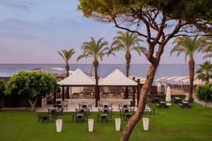 thumbnail: Outdoor dining