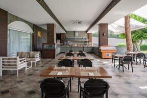 thumbnail: Outdoor dining