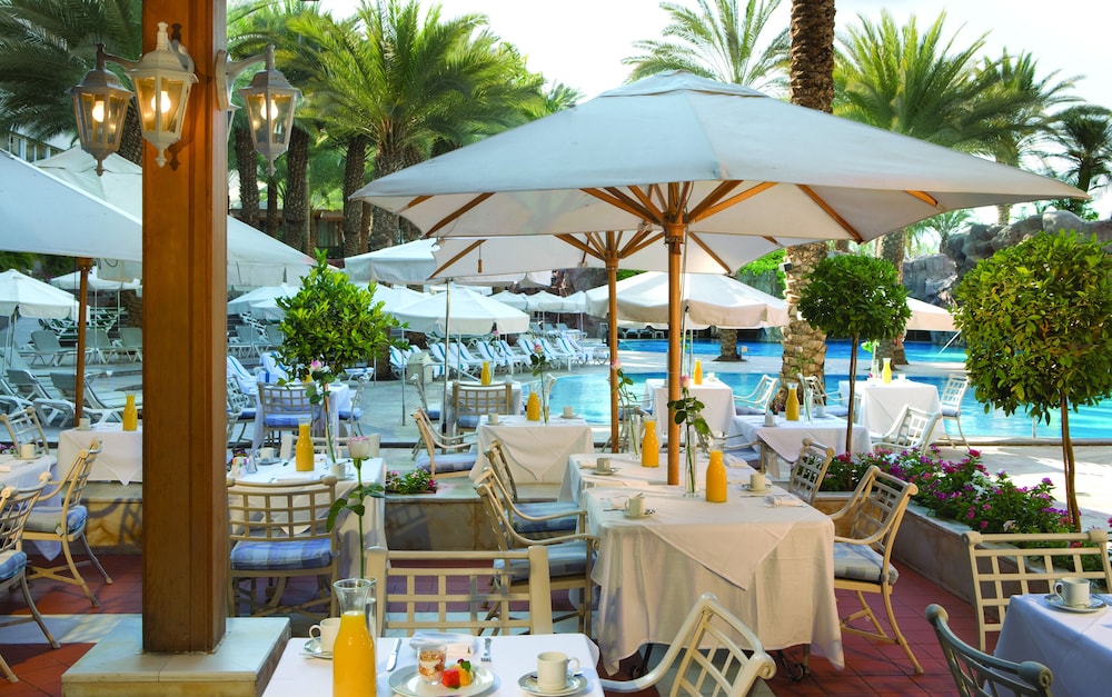 Poolside bar