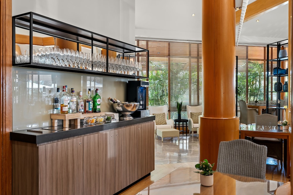 Lobby lounge