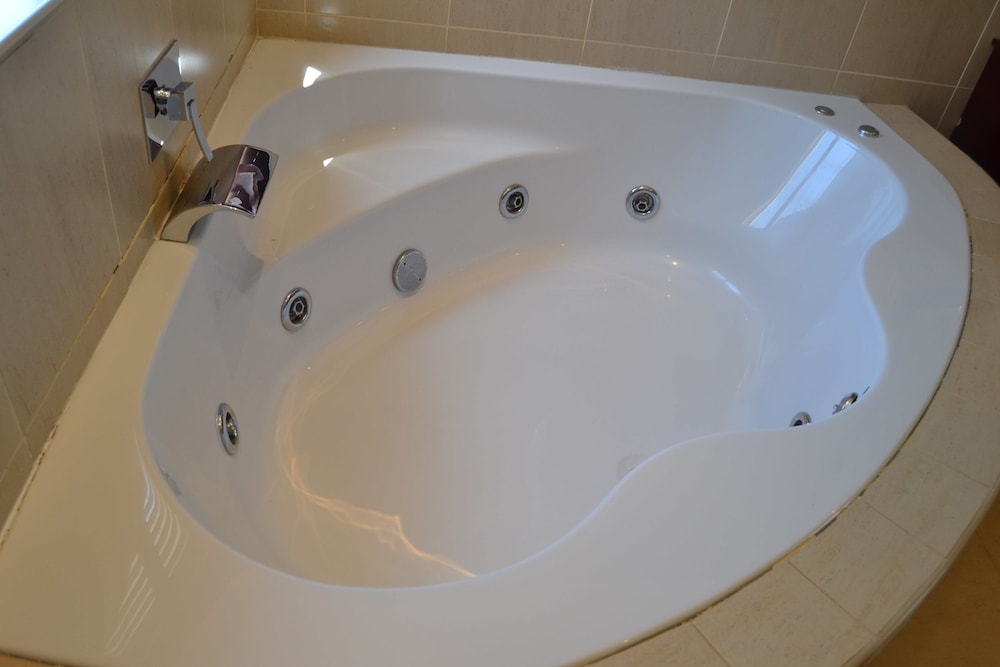 Jetted tub