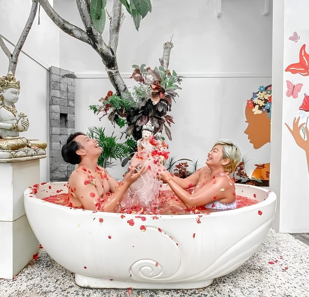 Deep soaking bathtub