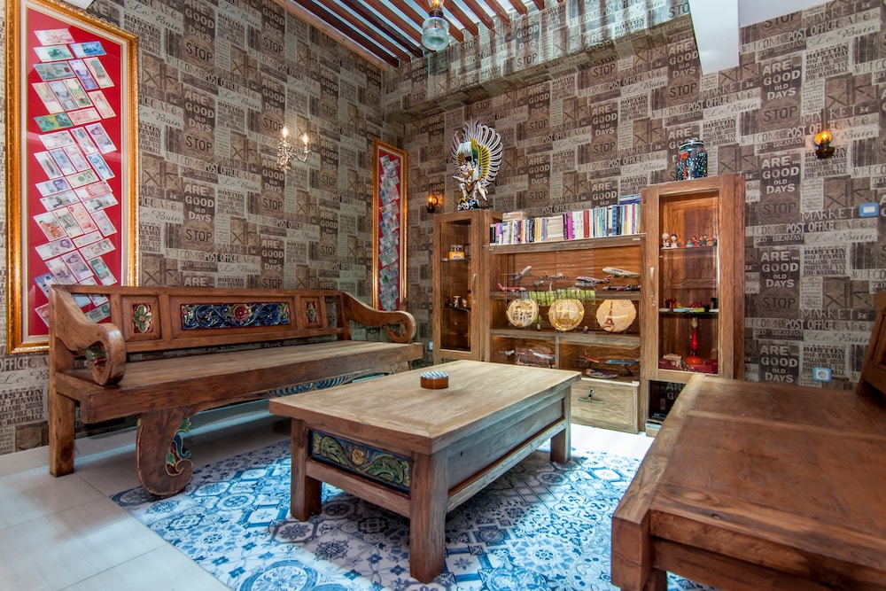 Lobby lounge
