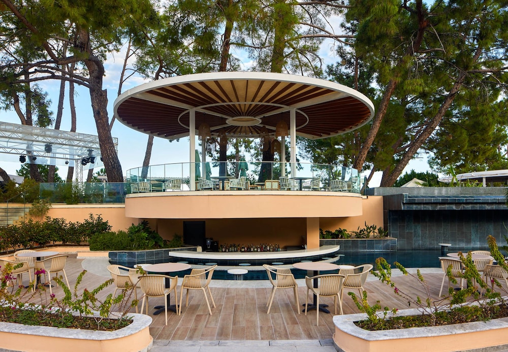Poolside bar