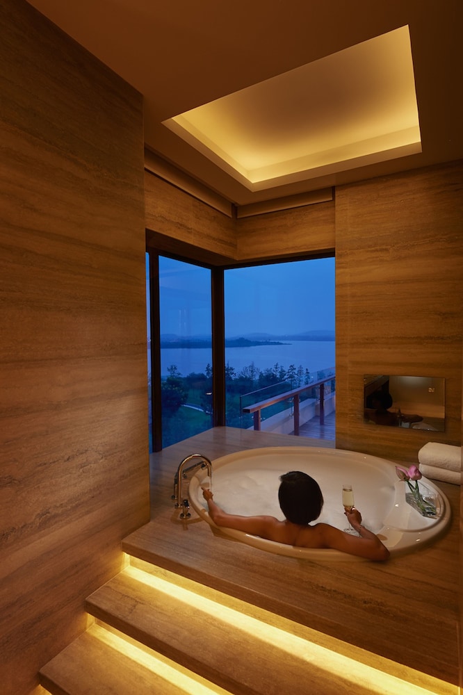 Jetted tub