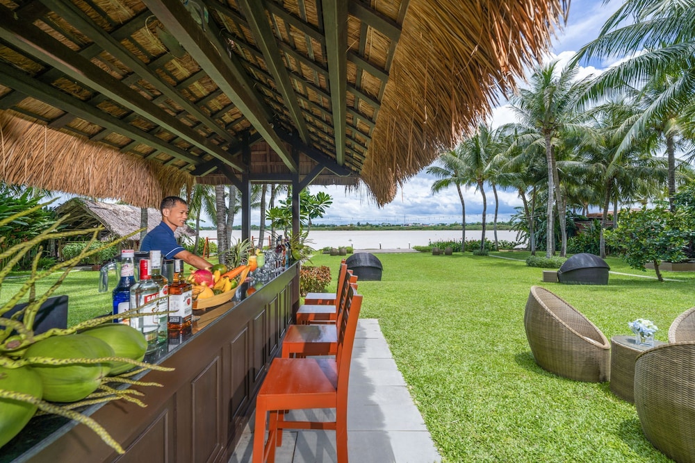 Poolside bar