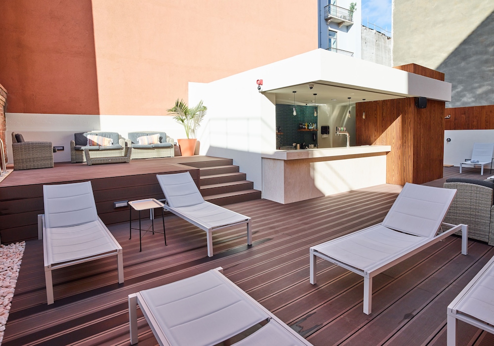 Swim-up bar