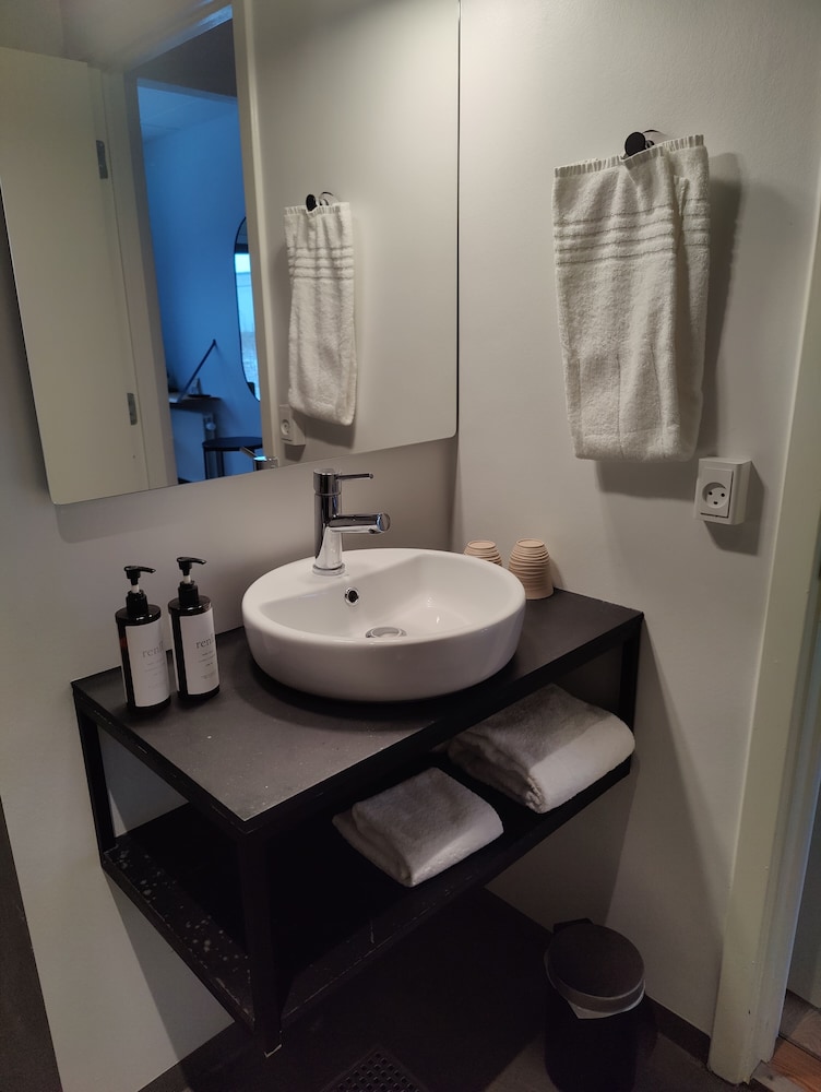 Bathroom sink