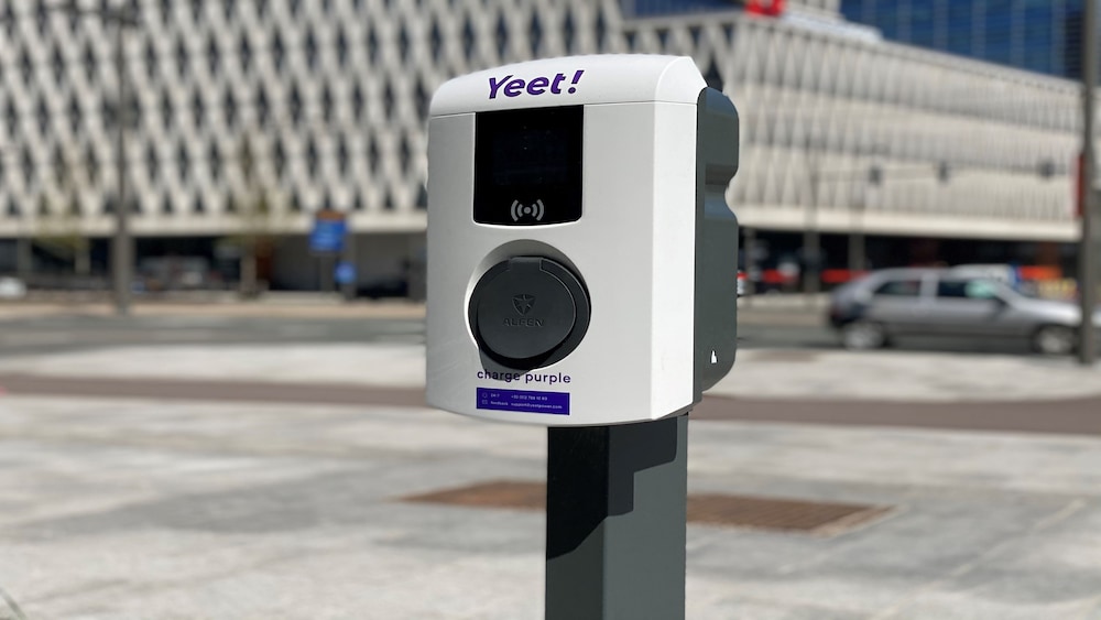 Electric vehicle charging station