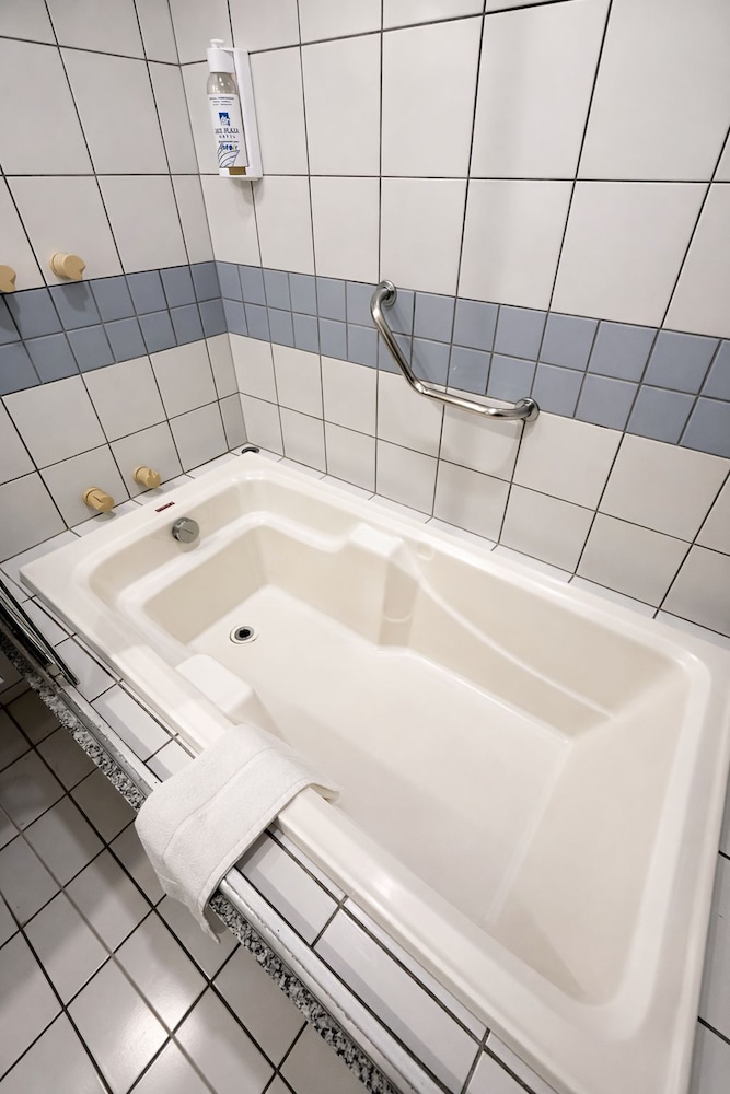 Deep soaking bathtub