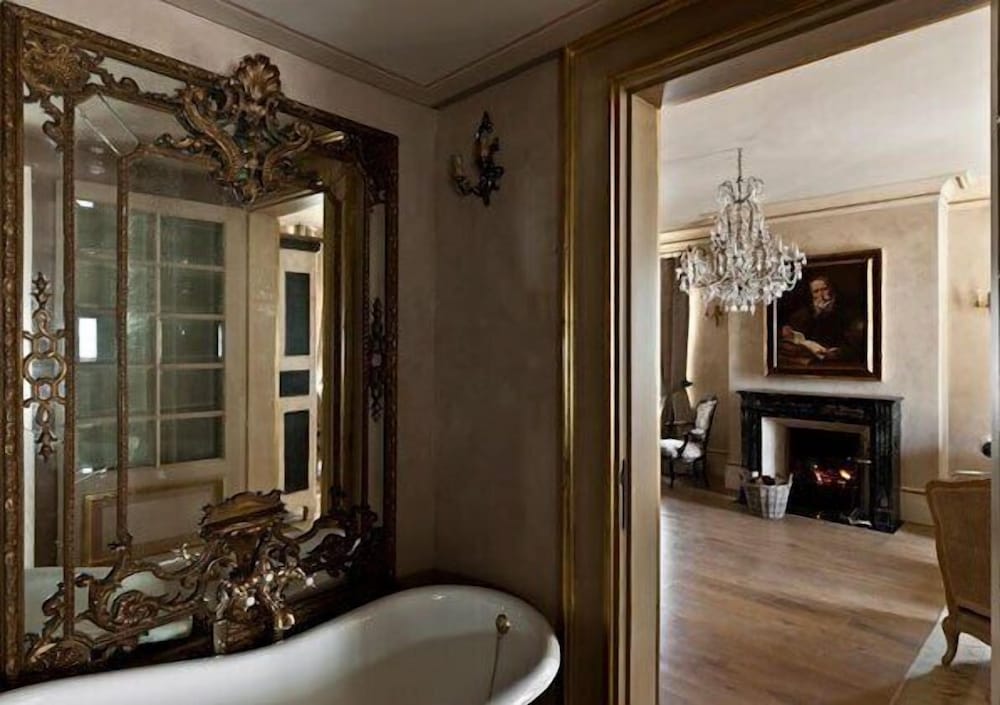 Deep soaking bathtub