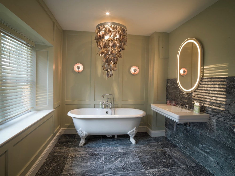 Deep soaking bathtub