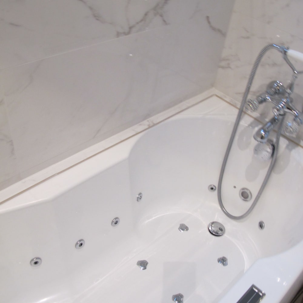 Jetted tub