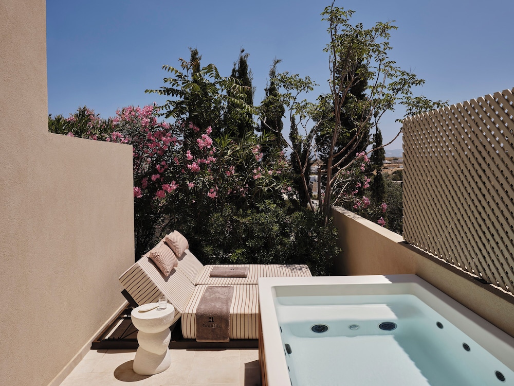 Private spa tub