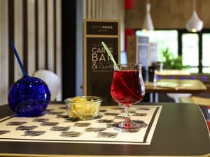 thumbnail: Bar (on property)