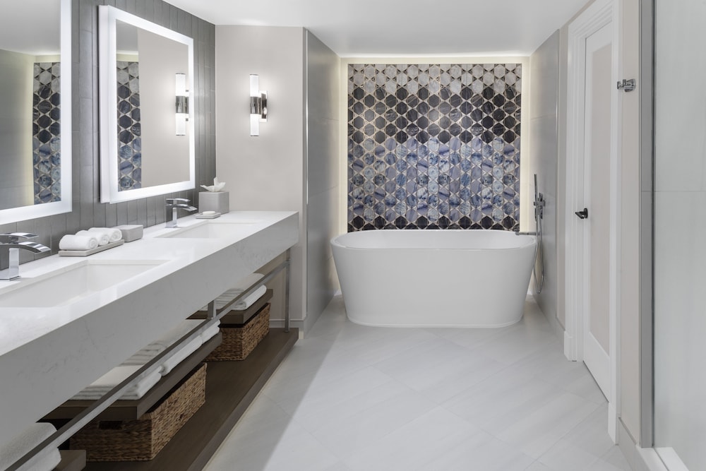 Deep soaking bathtub