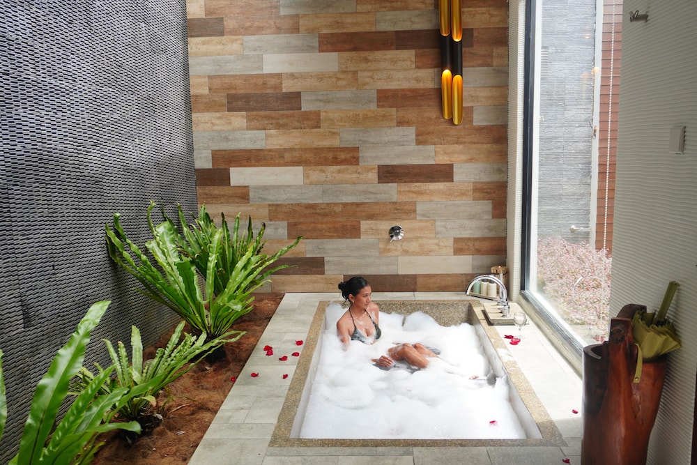 Deep soaking bathtub