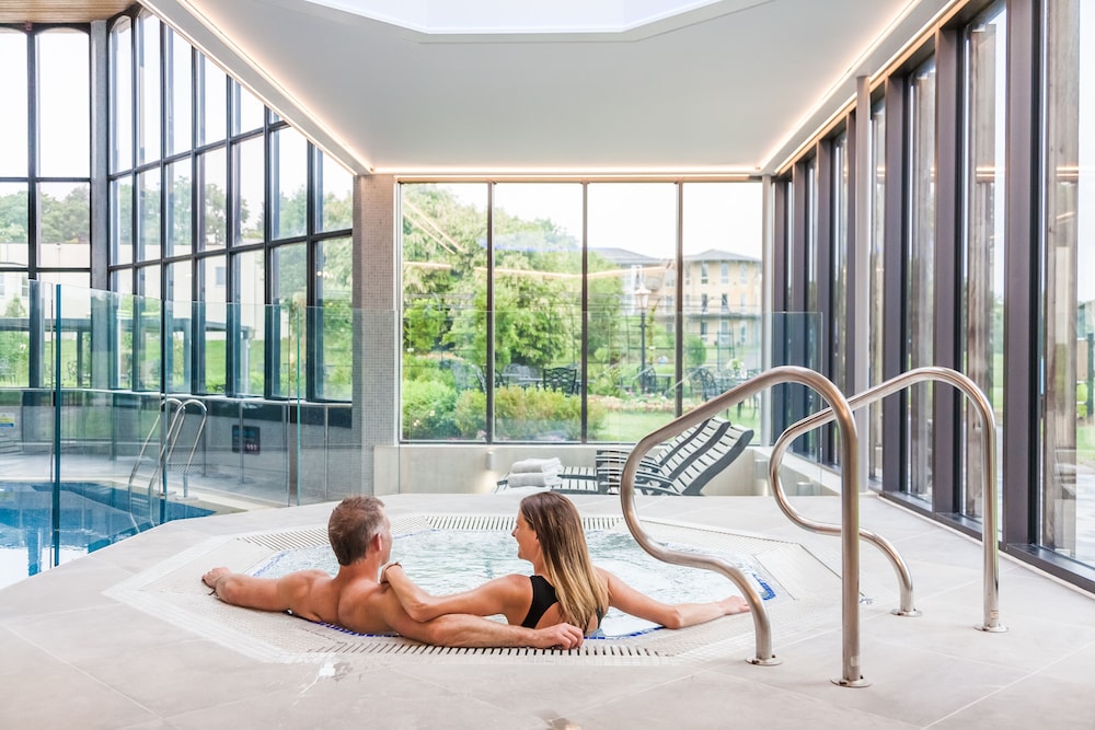 Indoor spa tub