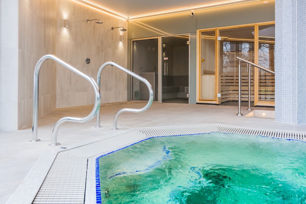 Indoor spa tub