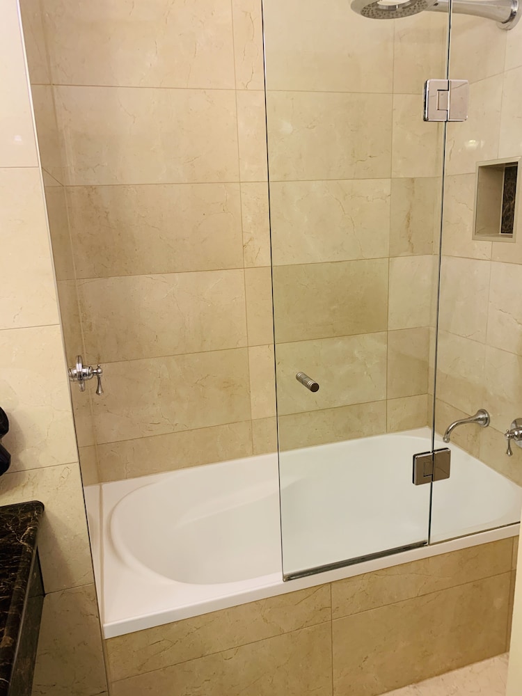 Deep soaking bathtub