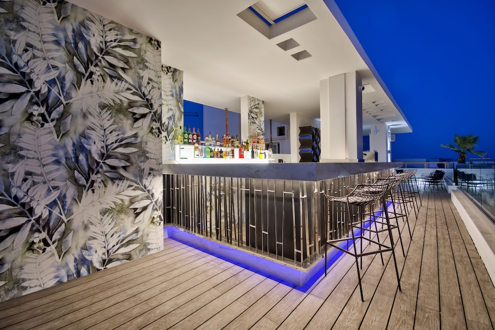 Poolside bar