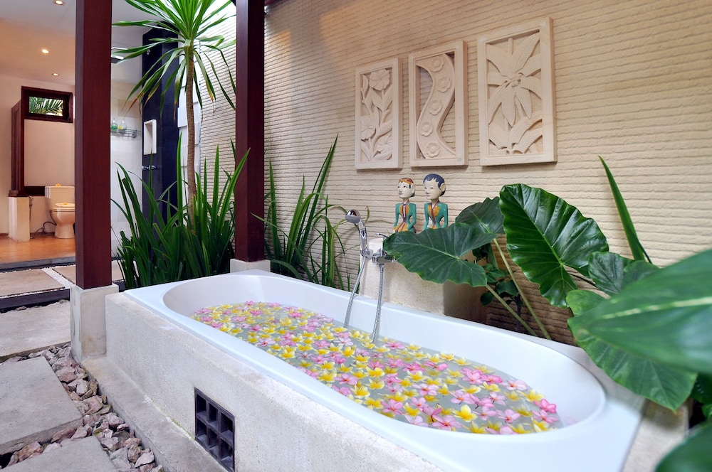 Deep soaking bathtub