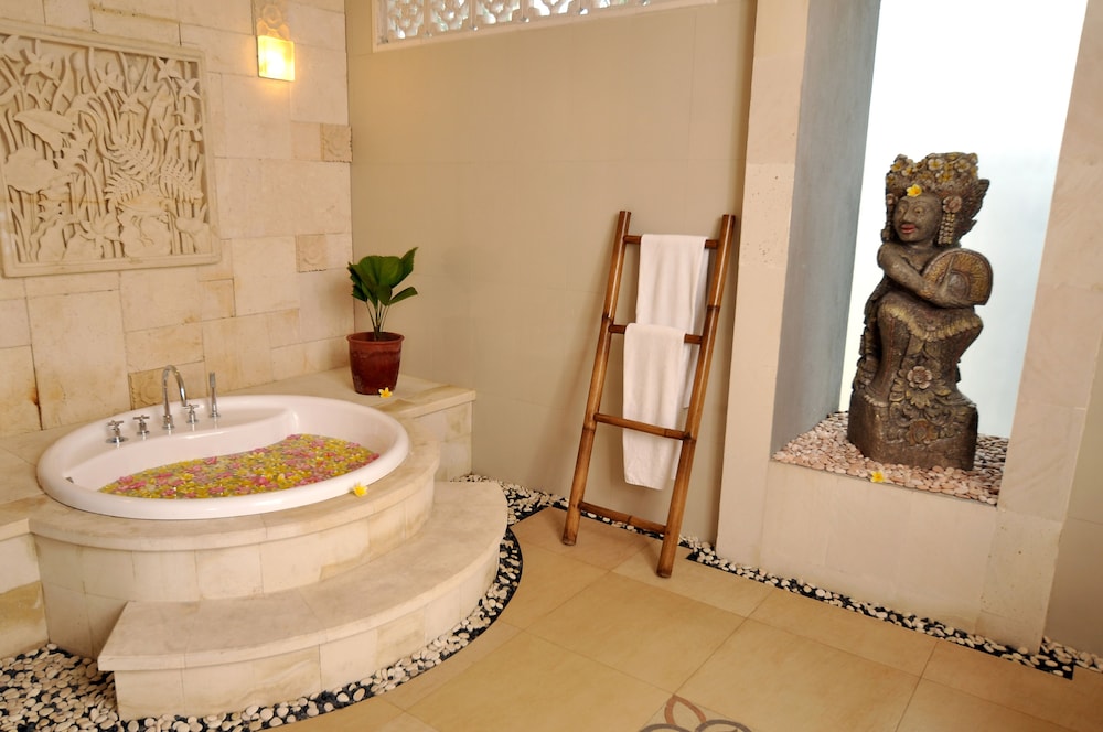 Deep soaking bathtub