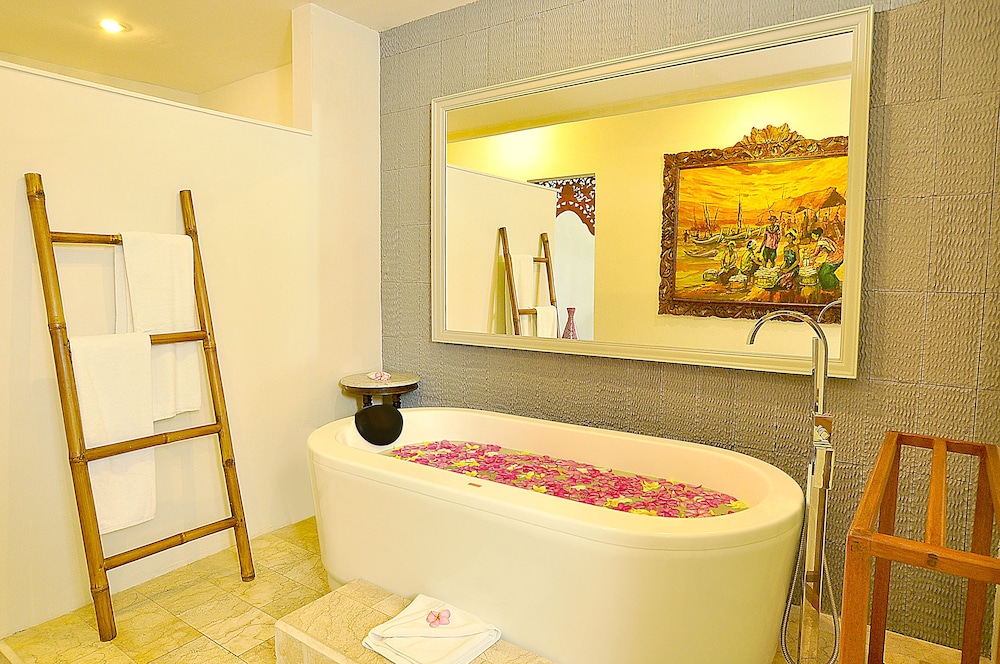 Deep soaking bathtub