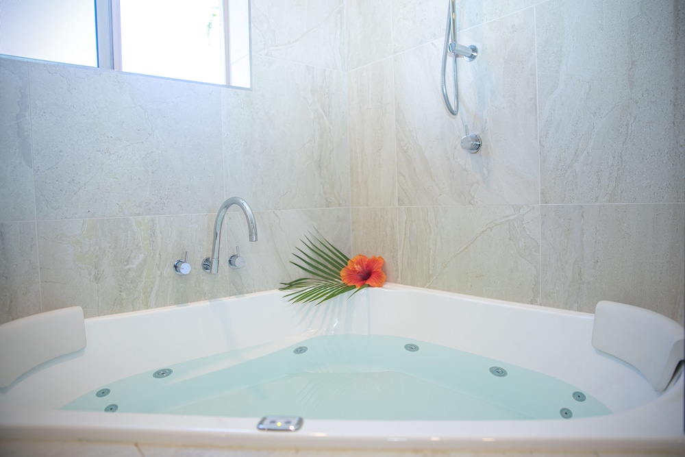 Private spa tub