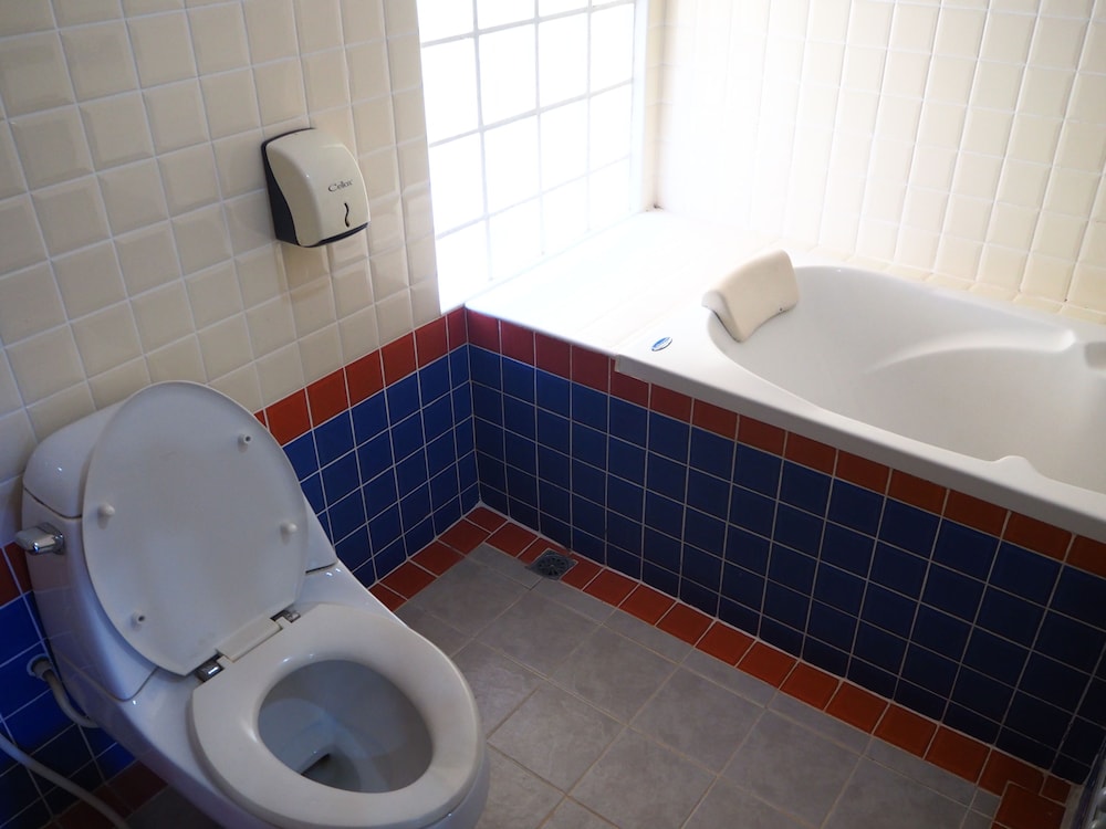 Deep soaking bathtub