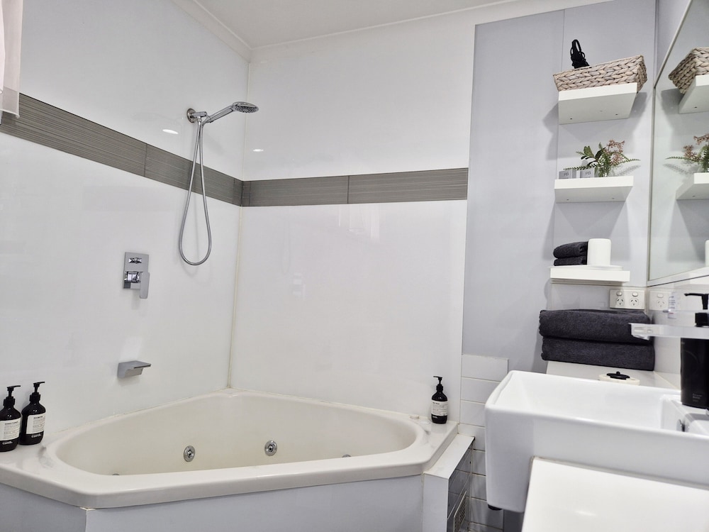 Jetted tub