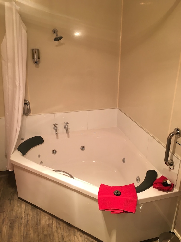 Jetted tub