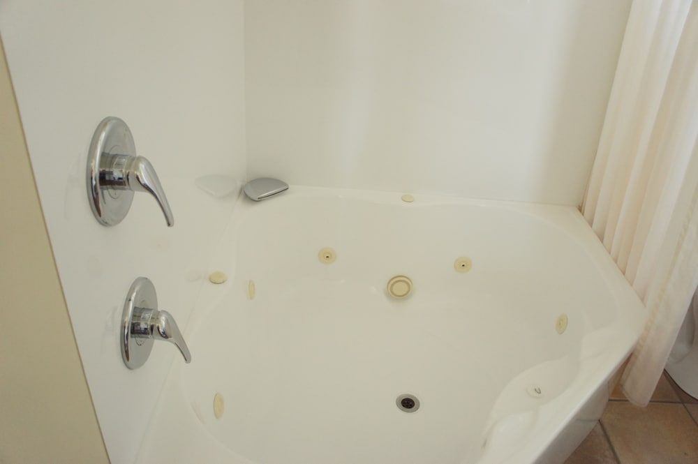 Jetted tub