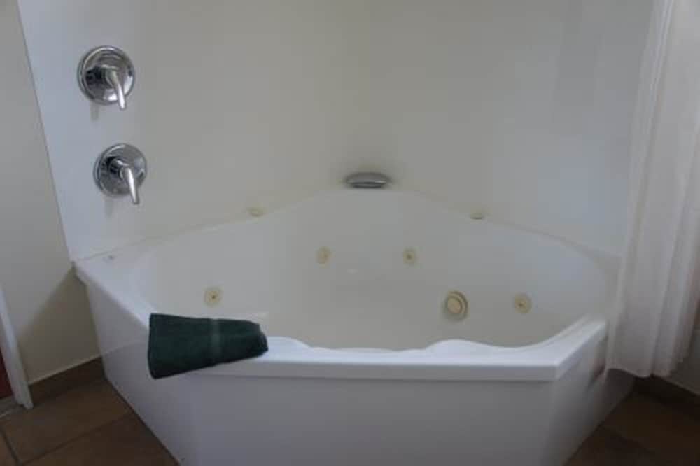 Jetted tub
