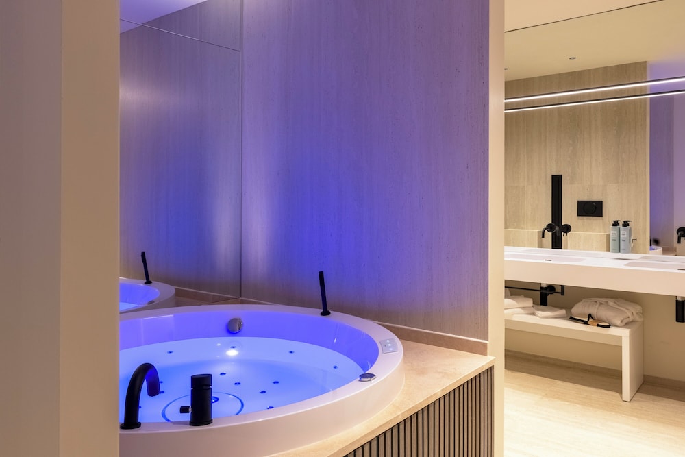 Private spa tub