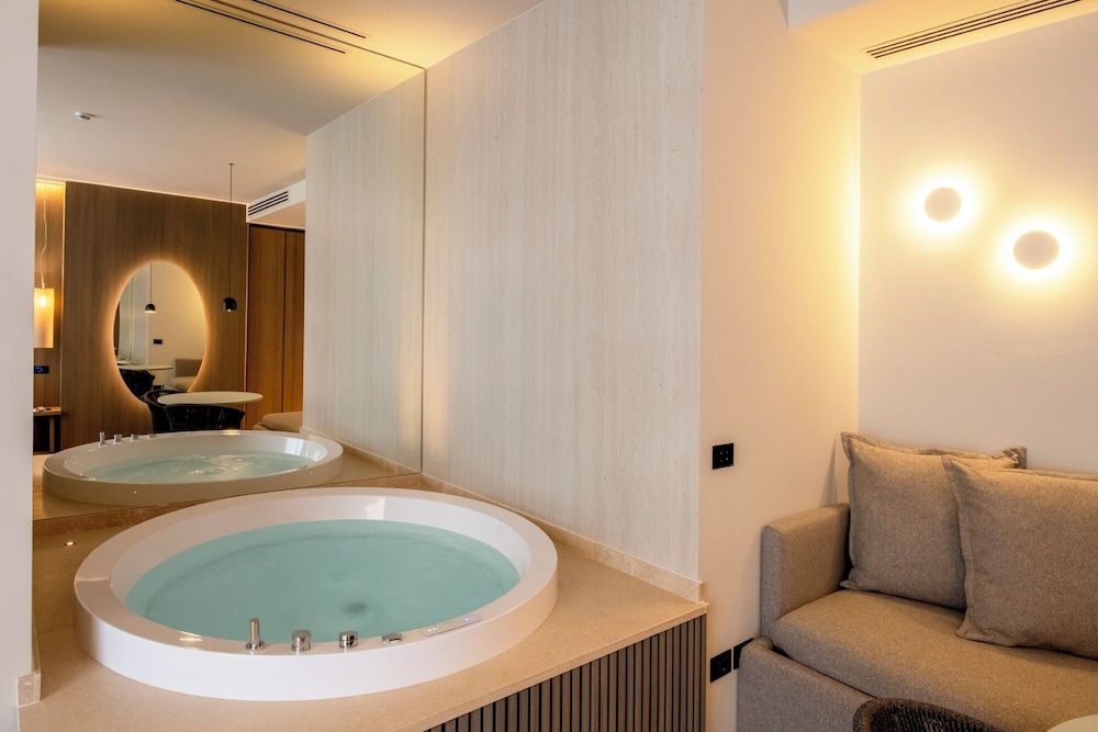 Private spa tub