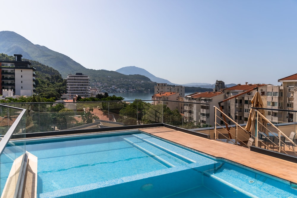 Infinity pool
