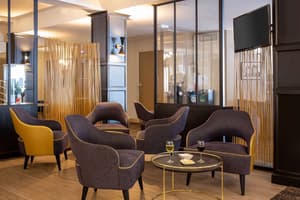 thumbnail: Bar (on property)